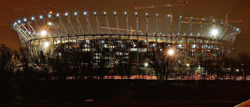PRYSŁY RACHUBY: Ministerstwo sportu miało nadzieję, że budowa Stadionu Narodowego zostanie zakończona na czas, a jej koszt zamknie się w kwocie 1,2 mld zł. Tymczasem prace przeciągnęły się o pół roku, a koszt wzrósł o prawie 1 mld zł. [FOT. ARC]