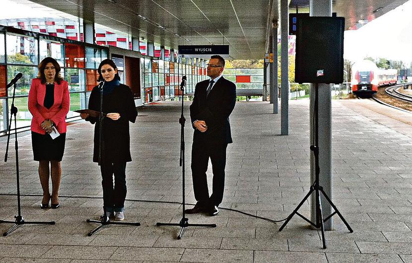 POCIĄG NARODOWY: Joanna Mucha, minister sportu i turystyki (w środku), wiceminister Katarzyna Sobierajska i Rafał Szmytke, prezes Polskiej Organizacji Turystycznej, chwalili się świetnym wynikiem w turystyce przyjazdowej 2012 r. na stacji Warszawa Stadion z widokiem na Stadion Narodowy. W końcu organizacja EURO 2012 dała 1,121 mld zł przychodów. [FOT. M. GRZEGORCZYK]