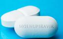MZ: molnupiravir to produkt dopuszczony do obrotu, pacjent nie musi podpisywać zgody na leczenie