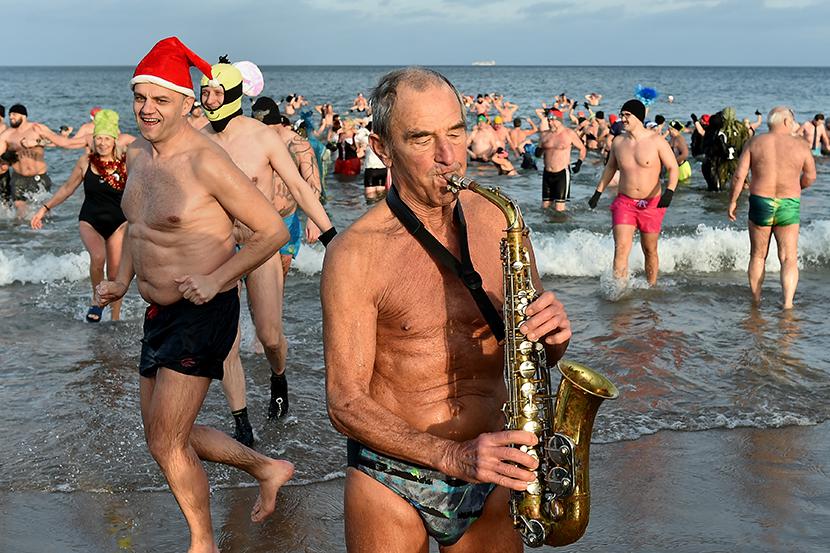 Członkowie Gdańnskiego Klubu Morsów tradycyjnie przywitali Nowy Rok wspólną kąpielą w Bałtyku przy plaży w Gdańsku Jelitkowie.