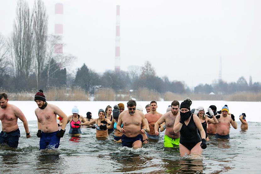 Warszawiacy morsują m.in. w Jeziorku Czerniakowskim.