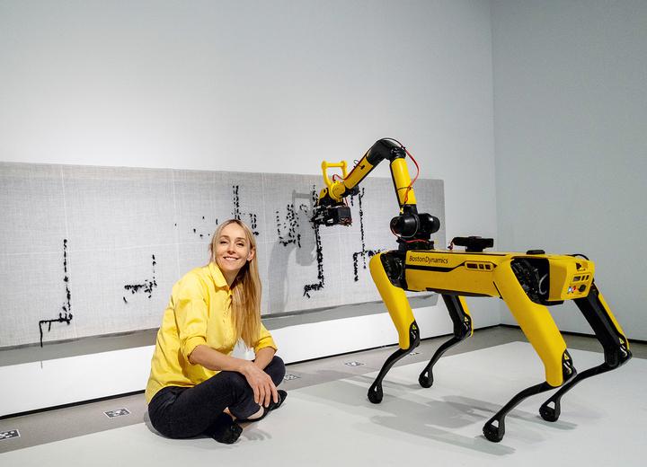 Robopies artysta. Jak Agnieszka Pilat nauczyła Basię tkać