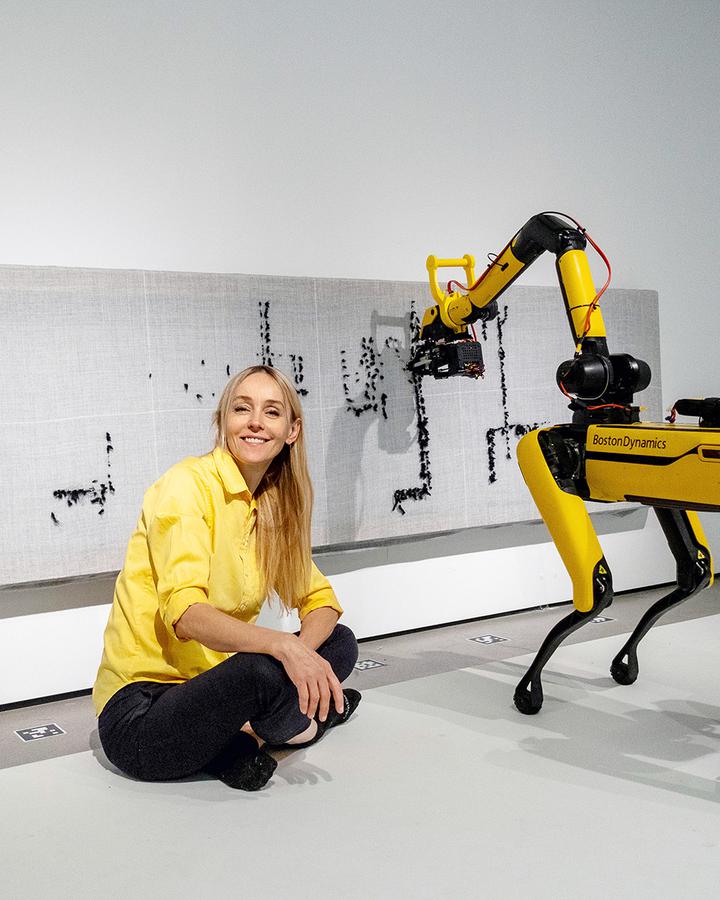 Robopies artysta. Jak Agnieszka Pilat nauczyła Basię tkać