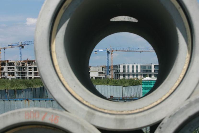 Dużo firm deweloperskich i budowanych osiedli, to większa możliwość wyboru, ale i ryzyko związane z dokonaniem złego wyboru i niesprawdzonej firmy. [fot. Grzegorz Kawecki]