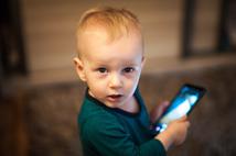 Smartfony i tablety wpływają negatywnie na ilość i jakość snu dziecka [BADANIA]