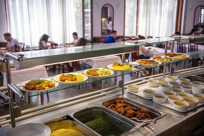 Na wiele sposobów: Karty lunchowe, bony na zakupy w sklepach spożywczych, catering w biurze lub dostawa posiłków do domu… Benefity żywnościowe mogą przybierać różne formy.