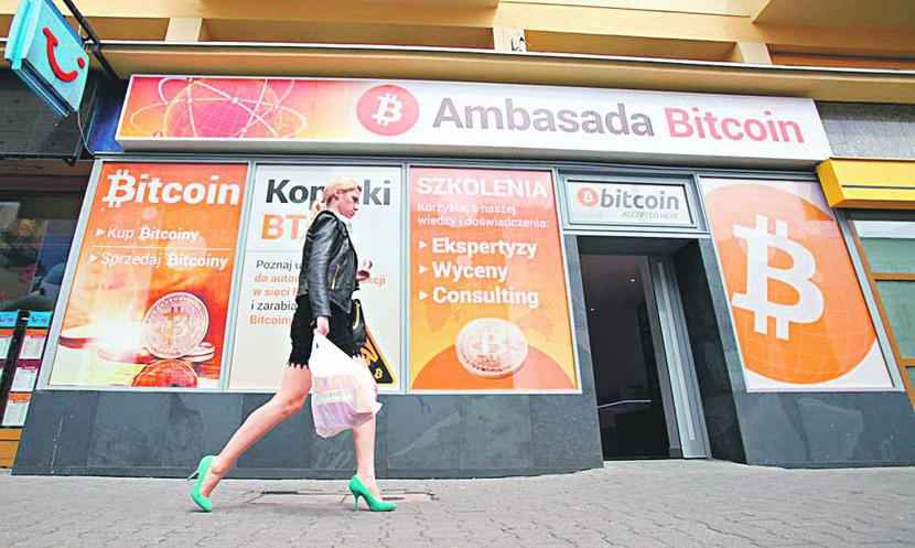 BANKOMAT NA BITCOINY: W maju w Warszawie stanął pierwszy w kraju bitcoinomat, czyli urządzenie przypominające nieco bankomat, w którym można kupować bitmonety, według kursu giełdy Bitstamp. Ambasada Bitcoina zapowiada, że do końca roku pojawi się 30 takich urządzeń. Od czerwca w centrum handlowym Silesia w Katowicach działa Robocoin, za pomocą którego można kupić i sprzedać bitcoiny. [FOT. WM]