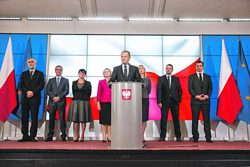 PAŃSTWOWE WYDAWNICTWO: Będzie obowiązywał tylko jeden podręcznik
 w pierwszej klasie — te słowa Donalda Tuska z konferencji 10 stycznia wstrząsnęły
 wydawcami i sprzedawcami edukacyjnymi. Czas goni, bo rząd chce, by już we wrześniu
 rodzice pierwszaków nie musieli płacić za szkolne książki. [FOT. WM]