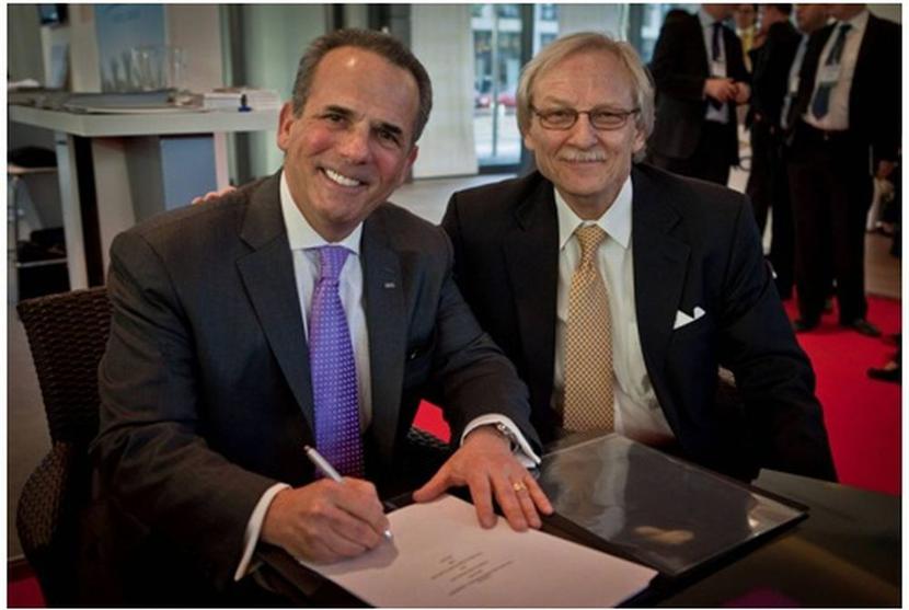 Eric Danzinger, CEO Wyndham Hotel Group, największej sieci hotelowej na świecie, podpisał umowę z  Aleksem Kloszewskim, partnerem reprezentującym Colliers International Poland.Źródło:hotelnewsresource.com  
