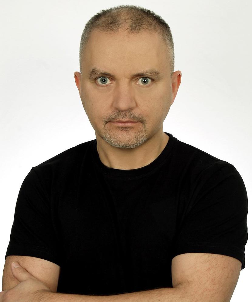 Aby uniknąć kłopotów musimy dbać o to, żeby klienci umieli „przepływać” między kanałami sprzedaży online i offline - przekonuje Bogusław Kwiatkowski, board member/COO Answear.com. Aby uniknąć kłopotów musimy dbać o to, żeby klienci umieli „przepływać” między kanałami sprzedaży online i offline - przekonuje Bogusław Kwiatkowski, board member/COO Answear.com.