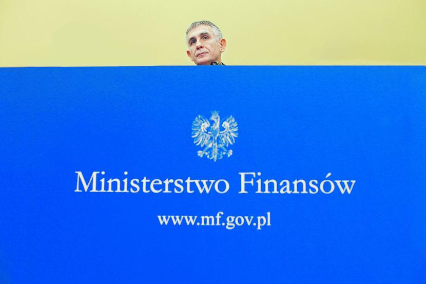 ARMATY WYTOCZONE:
 Solidarna odpowiedzialność za podatkowe długi sprzedawców, opodatkowanie spółek komandytowych i komandytowo-akcyjnych oraz zagranicznych spółek córek, pełna lustracja kont bankowych oraz ich blokowanie przez kontrolerów skarbowych — to najważniejsze punkty fiskalnej ofensywy, forsowanej przez Macieja Grabowskiego, wiceministra finansów.
 [FOT. WM]
 