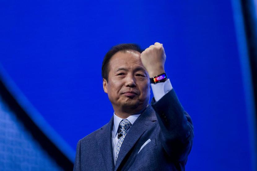 Shin Jong Kyun prezentuje urządzenie o nazwie Galaxy Gear Fit