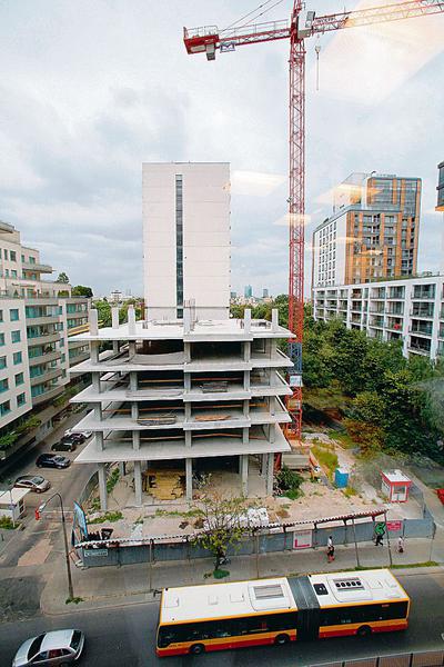 Sytuację ŚSM dobrze ilustruje budowa 13-piętrowego apartamentowca w centrum Warszawy. Zaczęta pod koniec 2011 r., została przerwana wiele miesięcy temu po osiągnięciu zaledwie piątego piętra. W księdze wieczystej jako właściciel wciąż figuruje ŚSM. Z dokumentów, do których dotarł „PB”, wynika jednak, że w październiku nieruchomość została sprzedana.
