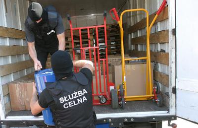 W ubiegłym roku we wszystkich rodzajach podatków urzędy celno-skarbowe wykryły uszczuplenia na kwotę 14,7 mld zł ,co oznacza spadek aż o 7 mld zł w porównaniu z 2016 r. i o 4 mld zł mniej niż w 2015 r.