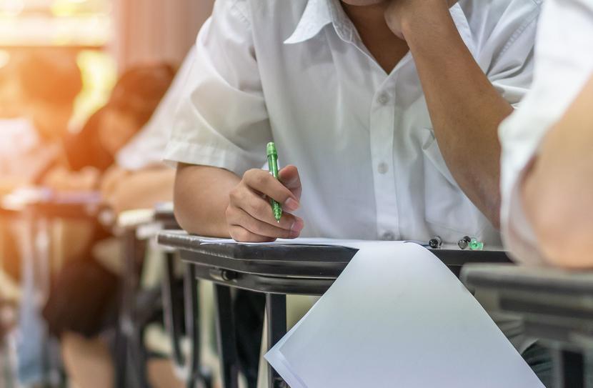Egzamin, który ma 56 proc. zdawalności, a 70 proc. materiału jest oparte o bazę pytań, niczego tak naprawdę nie weryfikuje - uważa samorząd lekarski.
