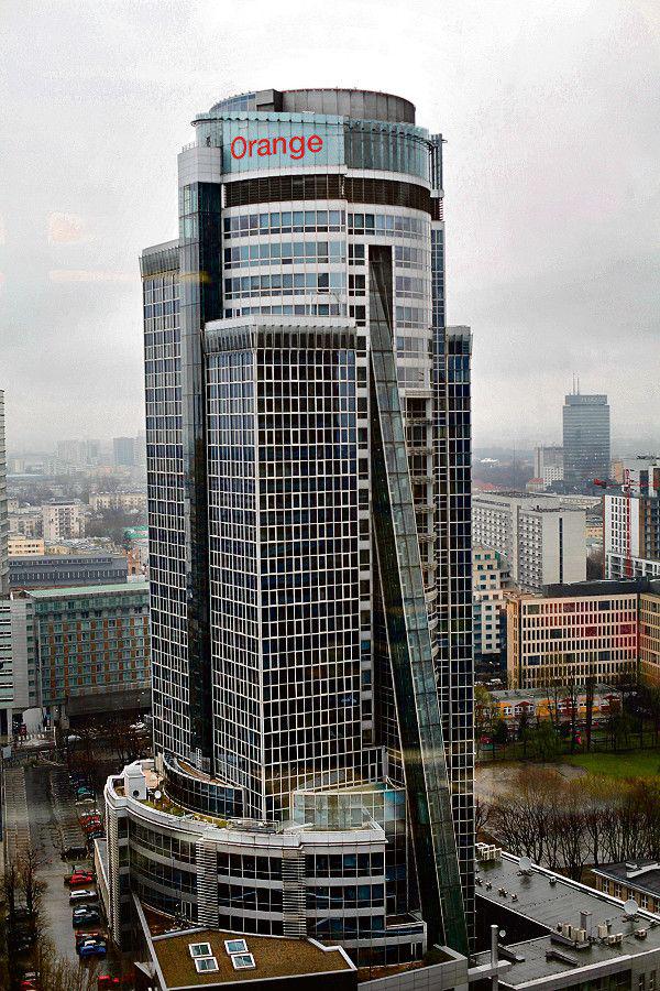 PAŁAC TELEKOMU: Wieżowiec Spektrum został oddany do użytku dopiero 11 lat temu, kiedy TPSA znajdowała się w doskonałej kondycji finansowej. Jego cechami charakterystycznymi były: ukośna winda, lądowisko dla helikopterów oraz… spora niewykorzystana powierzchnia biurowa. Nowy właściciel chce tak przebudować budynek, by stał się maszynką do zarabiania pieniędzy. [FOT. WM]