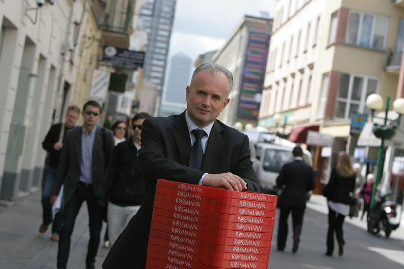 JAK NA DROŻDŻACH: Niemiecka sieć Rossmann, zarządzana przez Marka Maruszaka, wyprzedza rywali o kilka długości. W zeszłym roku jej przychody w Polsce przekroczyły 5 mld zł. Pod koniec 2018 r. mają przekroczyć 9 mld zł. [FOT. WM] 