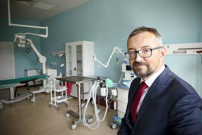 Marcin Szulwiński, który kontroluje Grupę Nowy Szpital i jest jej prezesem, już kilka razy wyrażał zainteresowanie debiutem giełdowym. Prospekt emisyjny został już złożony w KNF, ale spółka woli sięgnąć teraz po inne źródła finansowania.