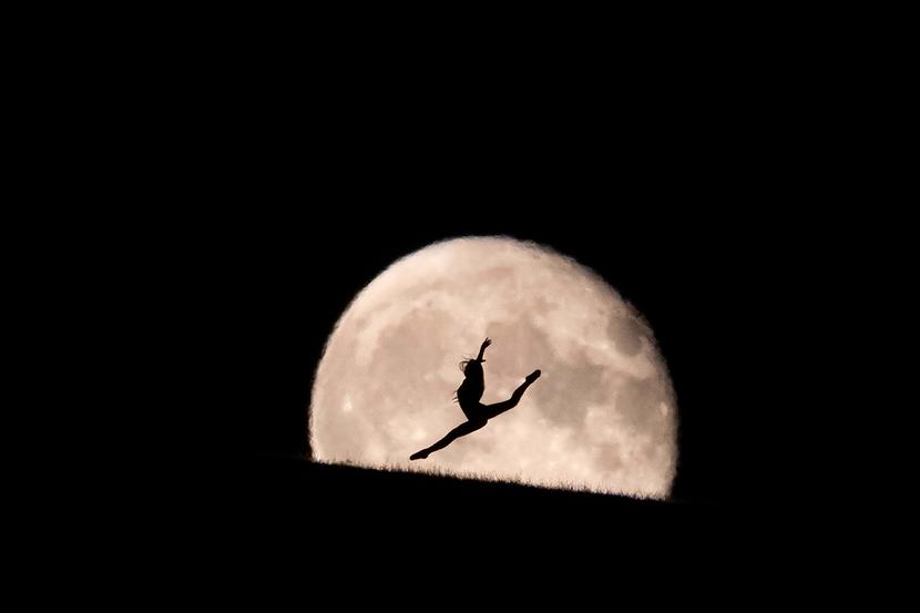 Włochy. Tańcząca kobieta na tle księżyca.