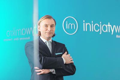 — Ten program powstał po to, aby pomóc firmom faktycznie wykluczonym z finansowania bankowego. Może z niego skorzystać każdy mikroprzedsiębiorca, niezależnie od sektora działalności i etapu rozwoju biznesu — podkreśla Piotr Zimoląg, prezes Inicjatywy Mikro.