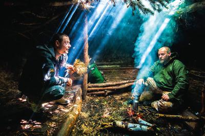 Co jeść przez tydzień w lesie, jak wyjść z przerębla, spać zimą w  namiocie? Łukasz Tulej (z lewej) i Remigiusz Romaniuk uczą tego na  warsztatach survivalu.