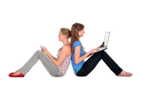 Nastolatki są wpływową grupą konsumencką (źródło: iStock)