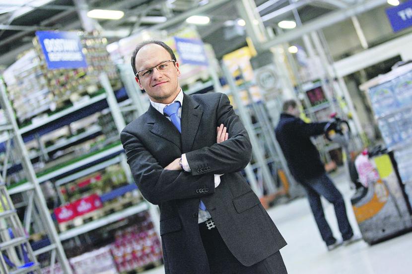 DWÓCH KORZYSTA: