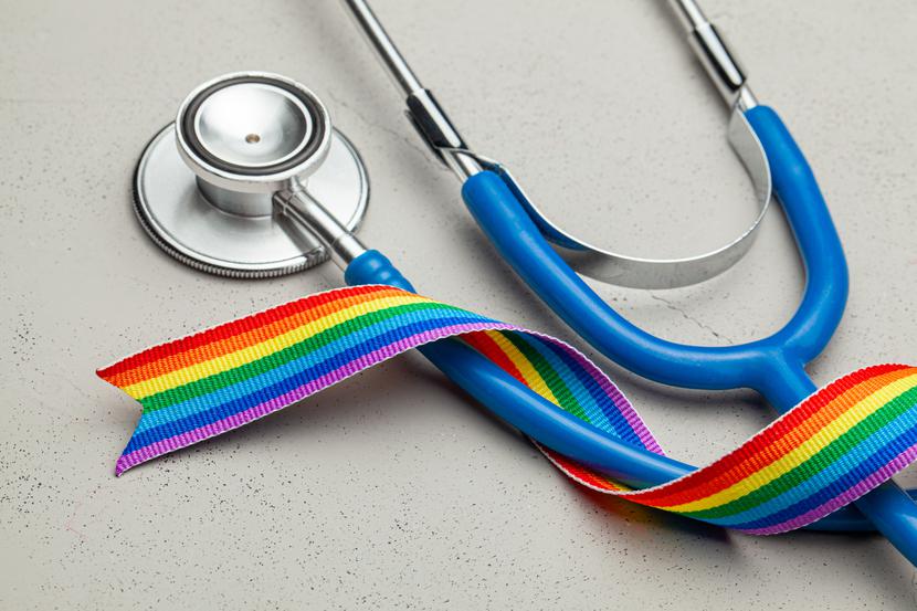 Lekarze powinni pamiętać o dosyć powszechnym dla osób transpłciowych i niebinarnych doświadczeniu – ich seksualność bywa obiektem publicznej dyskusji.