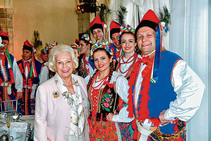 Blanka Rosenstiel przez lata skupiała się na działalności charytatywnej, wspieraniu polskiej kultury w USA i brylowaniu na polonijnych balach, m.in. w towarzystwie Lecha Wałęsy. 
 [FOT. East News]