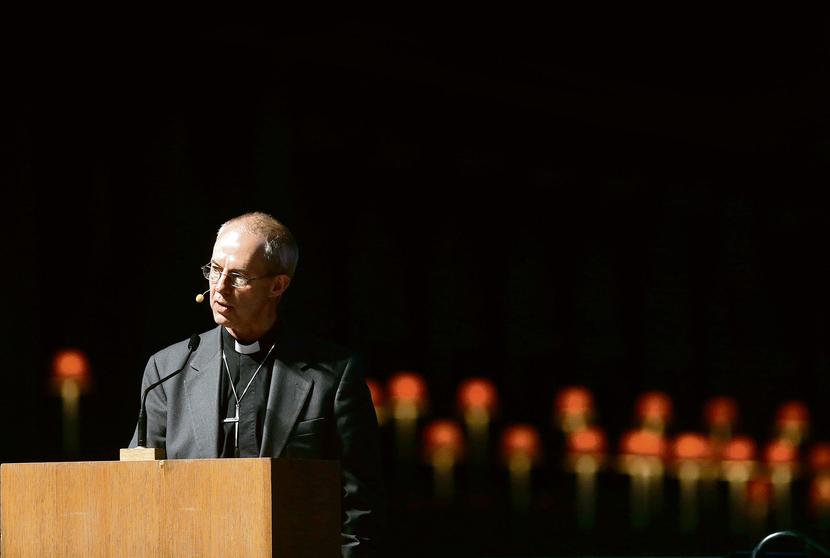 DUCHOWNY NA NOWE CZASY: Prymasem Anglii i całej wspólnoty anglikańskiej od 2013 r. jest arcybiskup
 Justin Welby, którego na Twitterze obserwuje ponad 52 tys. osób. Nim został duchownym, był wziętym
 menedżerem w branży naftowej. Biznesowy zmysł go nie opuścił do dziś — na portalu obserwuje
 m.in. jednego z redaktorów działu biznes telewizji BBC. [FOT. BLOOMBERG]