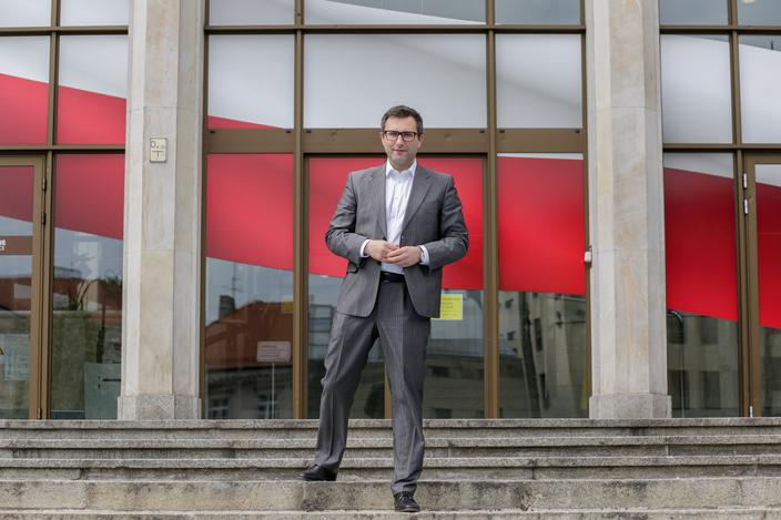 Prezes na politycznym tle:
