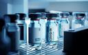 Pierwszy kraj zatwierdził szczepionkę przeciwko dwóm wariantom koronawirusa