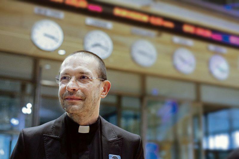 Społeczna odpowiedzialność biznesu łączy filantropię z budową wizerunku. Ważne, by oba elementy występowały we właściwych proporcjach — mówi ks. Jacek Stryczek. [FOT. WM]