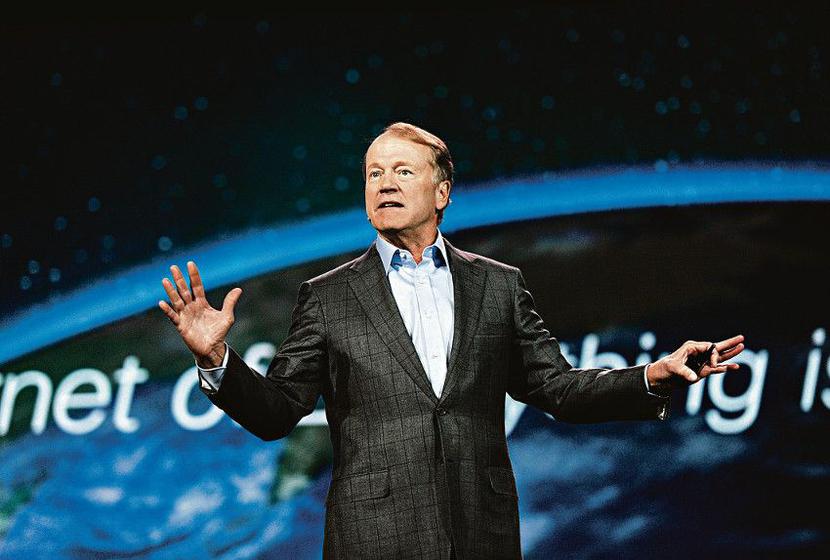 John Chambers ma już 64 lata, ale nie boi się przemian związanych z nowymi technologiami, bo widzi w nich źródło gigantycznych zysków i możliwości. Prezes Cisco otrzymał w zeszłym roku ponad 21 mln USD wynagrodzenia, ale jeśli lodówki zaczną się masowo komunikować, a internet rzeczy skorzysta z produktów koncernu Cisco, będzie mógł liczyć na sporą podwyżkę. [FOT. BLOOMBERG]
 