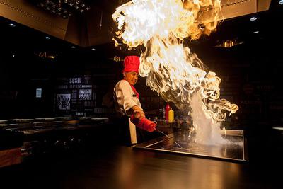 Naszą uwagę przykuła wydzielona część ze stołami teppanyaki (teppan oznacza płytę żelaza, a yaki — grillowanie).