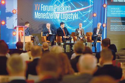 Podczas jednego z paneli dyskusyjnych (od lewej): Mirosław Andrzej Antonowicz, członek zarządu PKP, Adam Majchrzak, dyrektor ds. rozwoju Raben Logistics Polska dyskutowali z Tomaszem Miką z JLL oraz Michałem Rene z DB Schenkera o prognozach rozwoju polskiej logistyki. Są zgodni. Barometr idzie na pogodę.