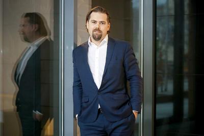 Biuro Inwestycji Kapitałowych BGŻ BNP Paribas, którym kieruje Adam Sarnowski, celuje w małe i średnie spółki, które generują co najmniej 4 mln zł zysku na poziomie EBITDA. Daje im pieniądze na inwestycje i stara się nie wtrącać w zarządzanie, zazwyczaj nie wprowadza nawet przedstawicieli do rad nadzorczych.