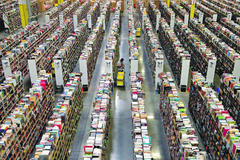 PĘD DO ZMIAN: Amazon startował 19 lat temu jako internetowa księgarnia. Zrewolucjonizował branżę, szybko zaczął też handlować innymi produktami. Dziś na niektórych rynkach, m.in. w Wielkiej Brytanii, sprzedaje więcej e-booków niż tradycyjnych książek, coraz mocniej rozpycha się też w segmentach zarezerwowanych dotychczas dla konkurentów z realu. [FOT. BLOOMBERG]
 