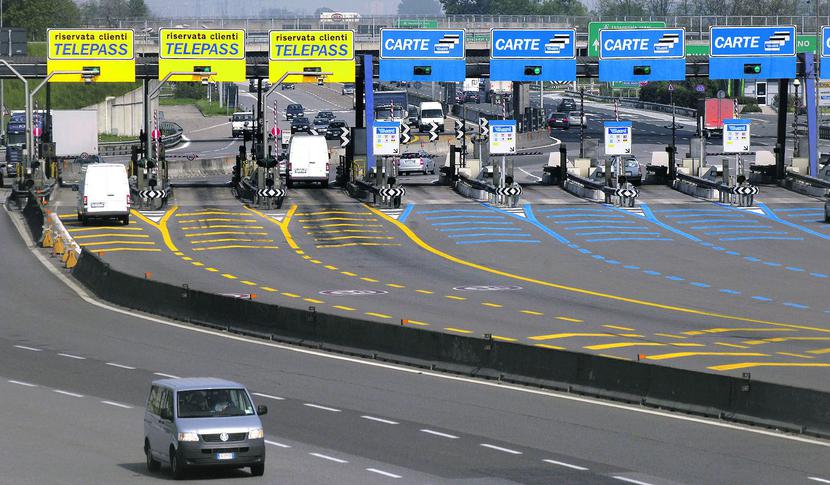 WZORCÓW NIE BRAKUJE: Francja, Włochy, Irlandia — to tylko przykłady europejskich krajów, w których kierowca
 nie musi się martwić, że po drodze mija odcinki autostrad zarządzane przez różnych koncesjonariuszy. Płaci tylko
 raz i dostaje jedną fakturę, a operatorzy rozliczają się między sobą. W Polsce ma być podobnie. [FOT. BLOOMBERG]