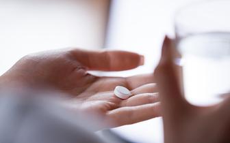 Nowy lek na migrenę bez recepty. Co powinni o nim wiedzieć farmaceuci?
