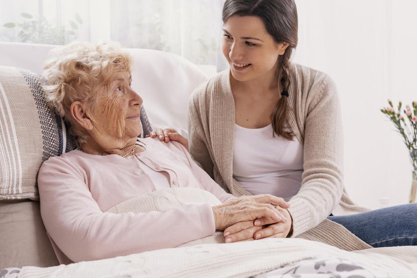 Osoby starsze wskazują, że najbardziej potrzebują pomocy zdrowotnej - wynika z raportu SeniorApp.