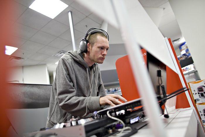 DJ testuje sprzęt (fot. Bloomberg)
