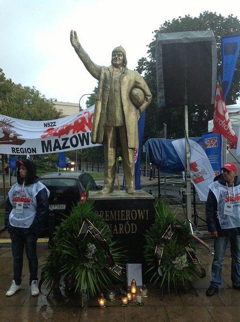 Związkowcy tylko udają, że nie lubią premiera - przy pomniku warta honorowa