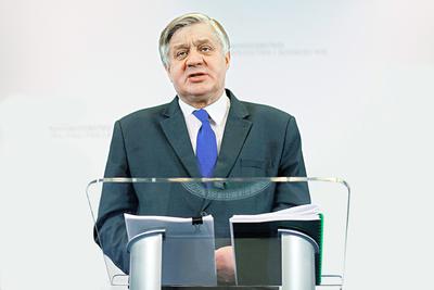 Farmio, którego wiceprezesem jest Artur Węgłowski,  ruszyło przed dwoma laty z jajami „wolnymi od GMO”. Oznaczenia „bez GMO”  zaczynają pojawiać się też na serkach wiejskich i mleku OSM Piątnica,  zarządzanej przez Zbigniewa Kalinowskiego, zaś resort rolnictwa,  kierowany przez Krzysztofa Jurgiela, pracuje nad systemem dobrowolnego  oznaczania produktów wolnych od modyfikacji genetycznych. Wszyscy mówią o  odpowiedzi na zainteresowanie konsumentów, którzy chcą wiedzieć, jak  powstawał produkt, i mieć wybór na półce.