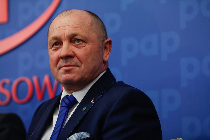 PROŚBĄ I GROŹBĄ: Sadownicy już protestowali, blokowali drogę, wysyłali pisma otwarte, apelowali na konferencji prasowej. Marek Sawicki, szef resortu rolnictwa, odpowiedział zgłoszeniem do UOKiK, a wczoraj zaczął mówić o pieniądzach. [FOT. WM] 