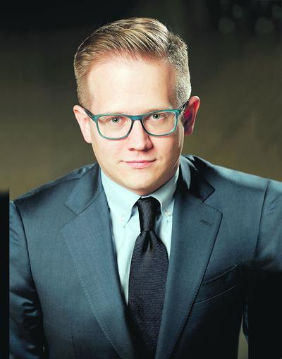 POMOC  DLA MAŁYCH: Bartosz Niedźwiedzki, dyrektor w Grupie Zarządzania  Innowacjami EY, podkreśla, że crowdsourcing jest szczególnie ważny dla  małych i średnich przedsiębiorstw, a to ze względu na ograniczoną liczbę  pracowników zatrudnionych na stałe.
