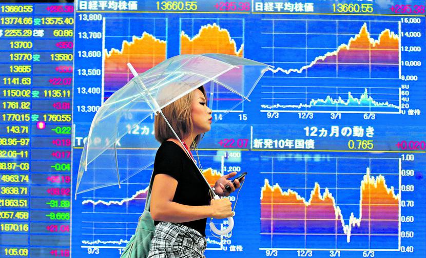 OCHRONA OSZCZĘDNOŚCI CZY NIEBEZPIECZNA GRA?: Zobowiązanie Banku Japonii do realizacji celu
 inflacyjnego skłoniło gospodynie domowe nie tyle do wycofywania depozytów bankowych, ile do rozpoczęcia
 ryzykownej gry na rynku walutowym. [FOT. BLOOMBERG]