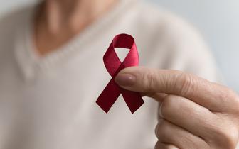 Leczony pacjent z HIV żyje tyle co osoba niezakażona. Problem stanowią nieświadomi zakażeni
