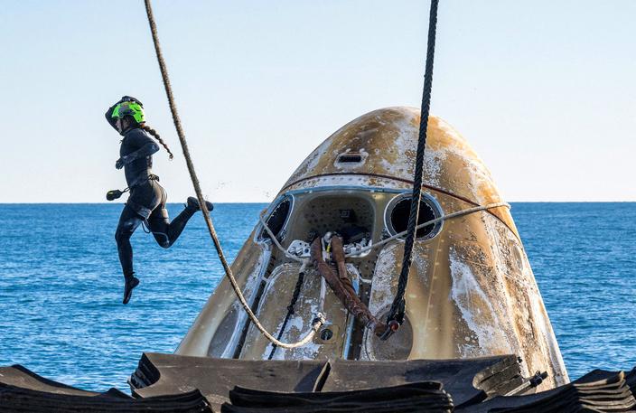 Zespoły wsparcia pracują wokół kapsuły Dragon firmy SpaceX, która wodowała u wybrzeży Tallahassee na Florydzie, USA, 18 marca 2025 r. Na pokładzie znajdowali się astronauci NASA Nick Hague, Suni Williams, Butch Wilmore oraz kosmonauta Roskosmosu Aleksandr Gorbunow.
