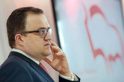 Michał Krupiński, prezes Pekao, długo się bronił przed obniżką. Sprawę zakończył ogłoszony przez Jarosława Kaczyńskiego manifest „Skromność+”, czyli zapowiedź cięć wynagrodzeń parlamentarzystów, samorządowców oraz rezygnacja z premii przez zarządy spółek skarbu państwa.